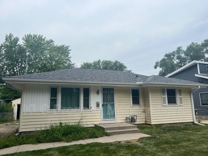 716 19th St in West Des Moines, IA - Building Photo