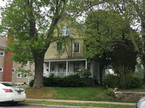 100 Quaker Ln S in West Hartford, CT - Building Photo - Building Photo