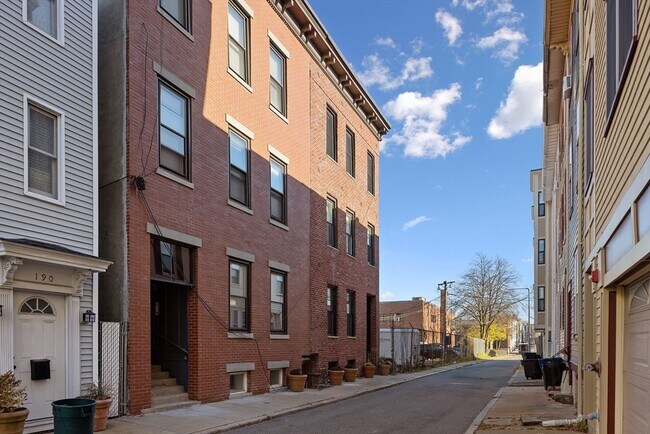 192 Athens St, Unit 1 in Boston, MA - Building Photo - Building Photo
