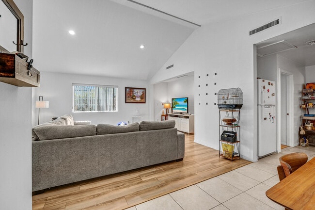 4921 Newcastle Ave in Encino, CA - Foto de edificio - Building Photo