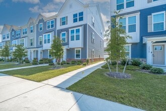 2694 Azalea Garden Rd in Norfolk, VA - Building Photo - Building Photo