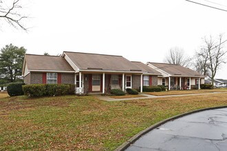 Club Court Apartments I & II in Cartersville, GA - Foto de edificio - Building Photo