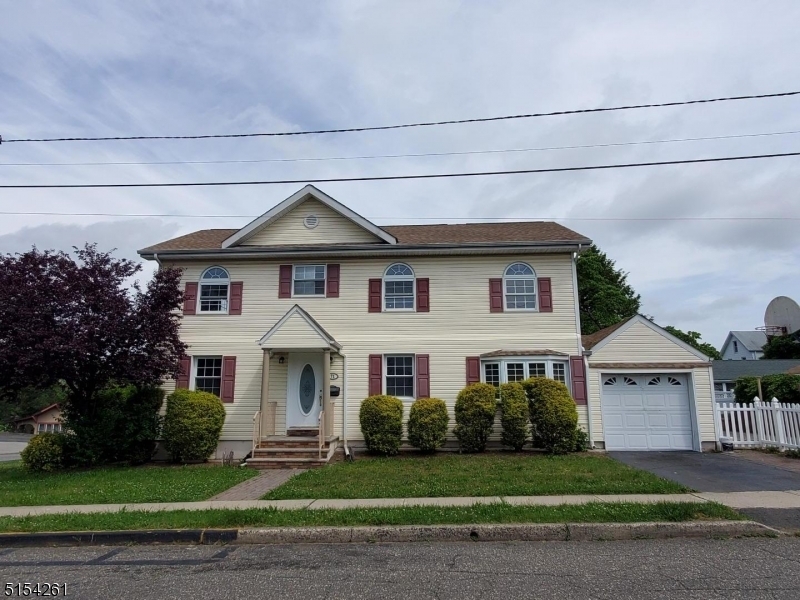 71 Parkview Ave in Elmwood Park, NJ - Building Photo