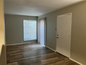 8048 Sands Point Dr in Houston, TX - Building Photo - Building Photo