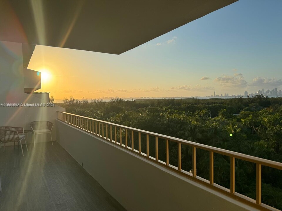 155 Ocean Ln Dr in Key Biscayne, FL - Building Photo