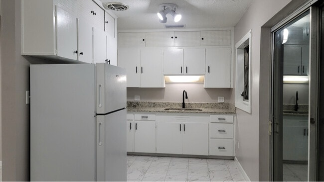 7115 N Tampania Ave in Tampa, FL - Building Photo - Building Photo