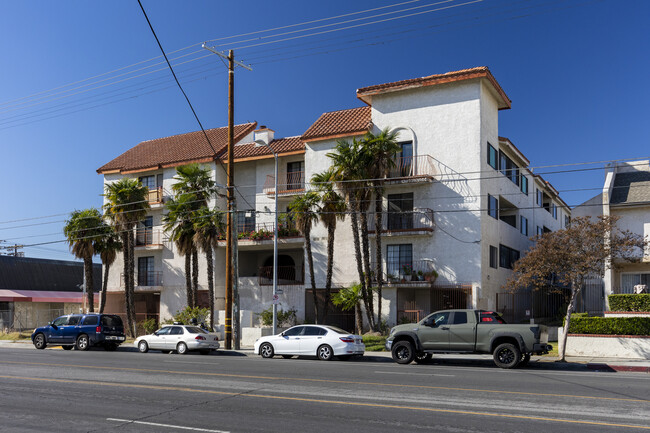 7625 Reseda Blvd in Reseda, CA - Building Photo - Building Photo