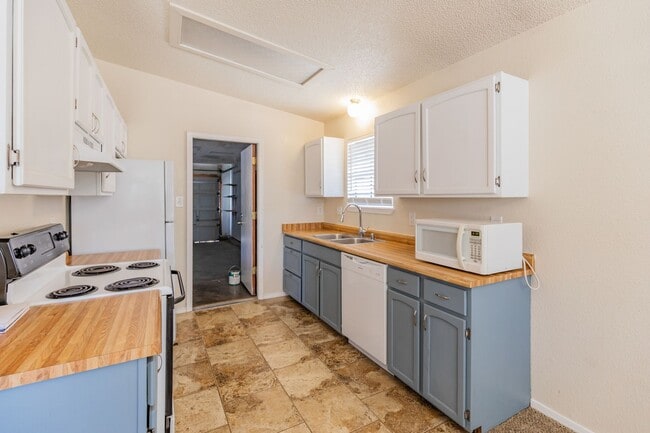 Conveniently located 3 Bedroom, 2 bath near HAFB in Alamogordo, NM - Building Photo - Building Photo