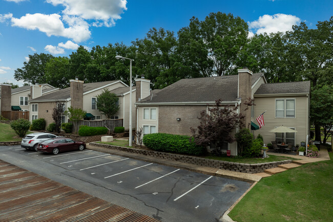 Whispering Oaks Condominiums in Memphis, TN - Building Photo - Building Photo