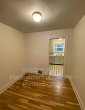 1808 SE Clinton St in Portland, OR - Building Photo - Building Photo