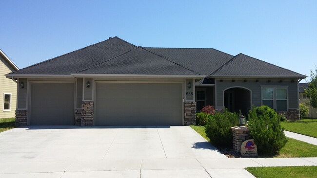 property at 638 W Cedar Pointe Way