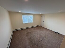 385 West Dr in Copiague, NY - Building Photo