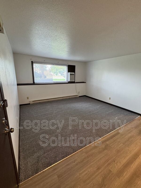 206 1st St in Underwood, ND - Building Photo - Building Photo