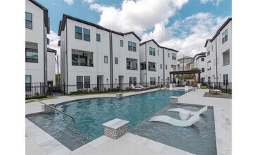 2802 Grand Fountains Dr in Houston, TX - Building Photo - Building Photo