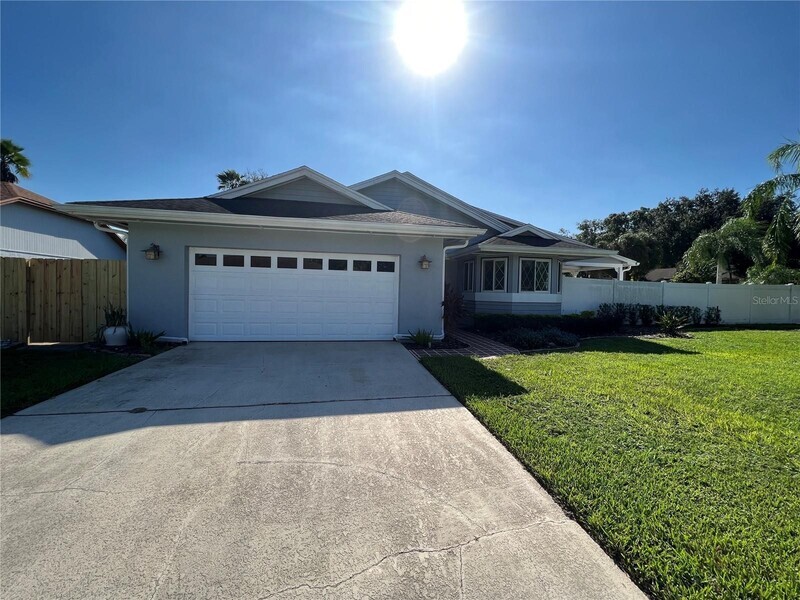 1737 Singing Palm Dr in Apopka, FL - Building Photo