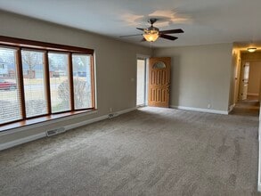 233 Manor Dr in Riverdale, IA - Foto de edificio - Building Photo