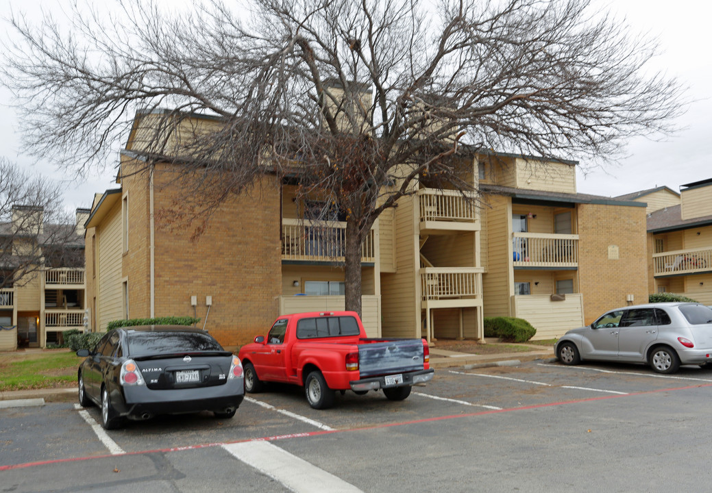 Carriage Park in Arlington, TX - Building Photo