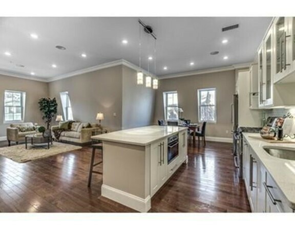 22 Hamlet St, Unit 4 in Somerville, MA - Building Photo - Building Photo