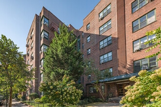 Dunolly Gardens in Jackson Heights, NY - Foto de edificio - Building Photo