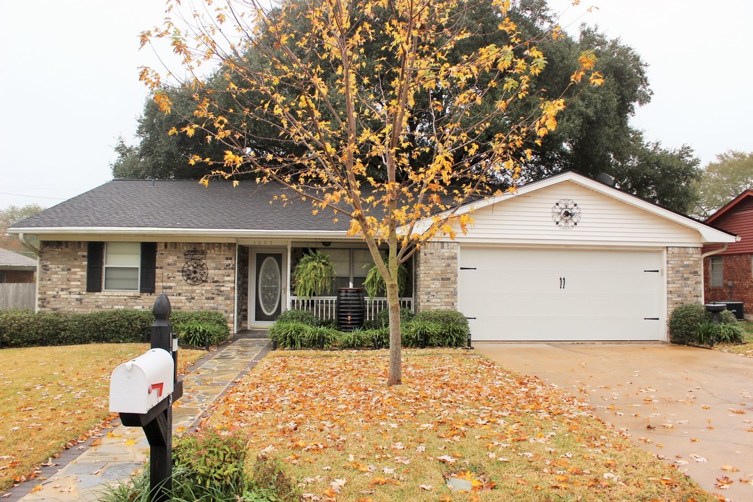 1003 Oakridge St in Brenham, TX - Building Photo