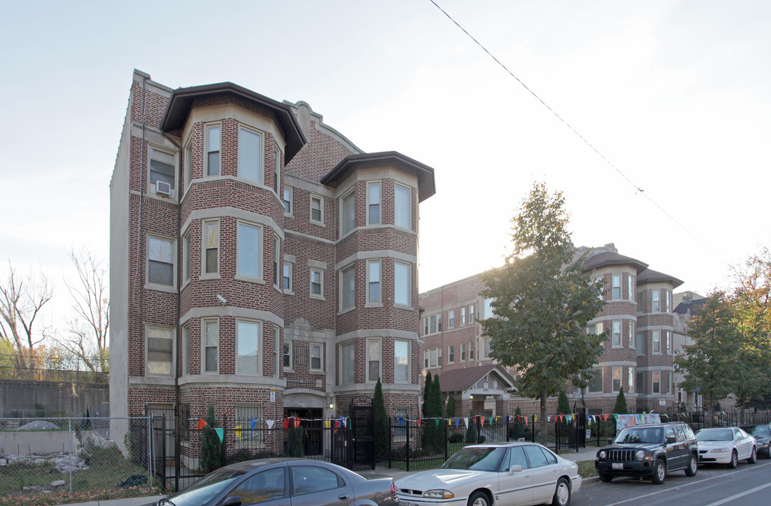 Oakwood Apartments in Chicago, IL - Building Photo