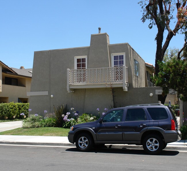 16942 Lynn St in Huntington Beach, CA - Foto de edificio - Building Photo