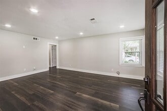 4924 Mimosa Dr in Bellaire, TX - Foto de edificio - Building Photo