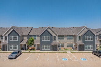 The Lofts at Valencia in Edmond, OK - Foto de edificio - Building Photo