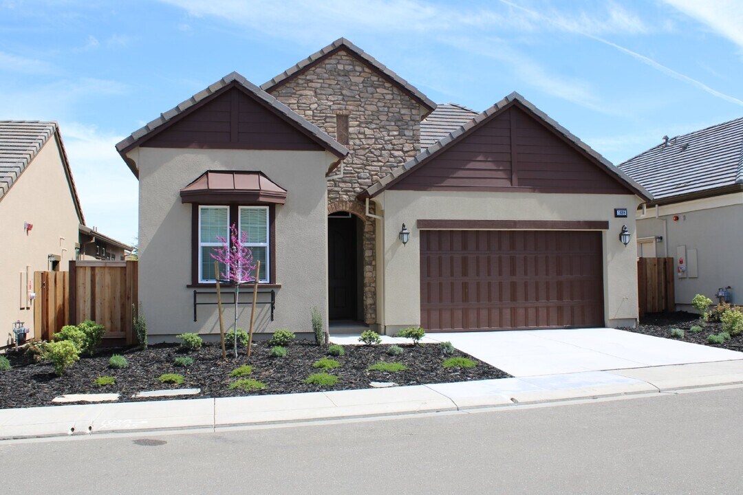 1698 Provence Ln in Brentwood, CA - Building Photo