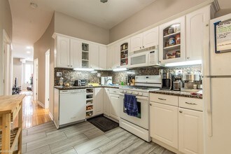 1905 W Huron St-Unit -Apt 1 in Chicago, IL - Building Photo - Building Photo