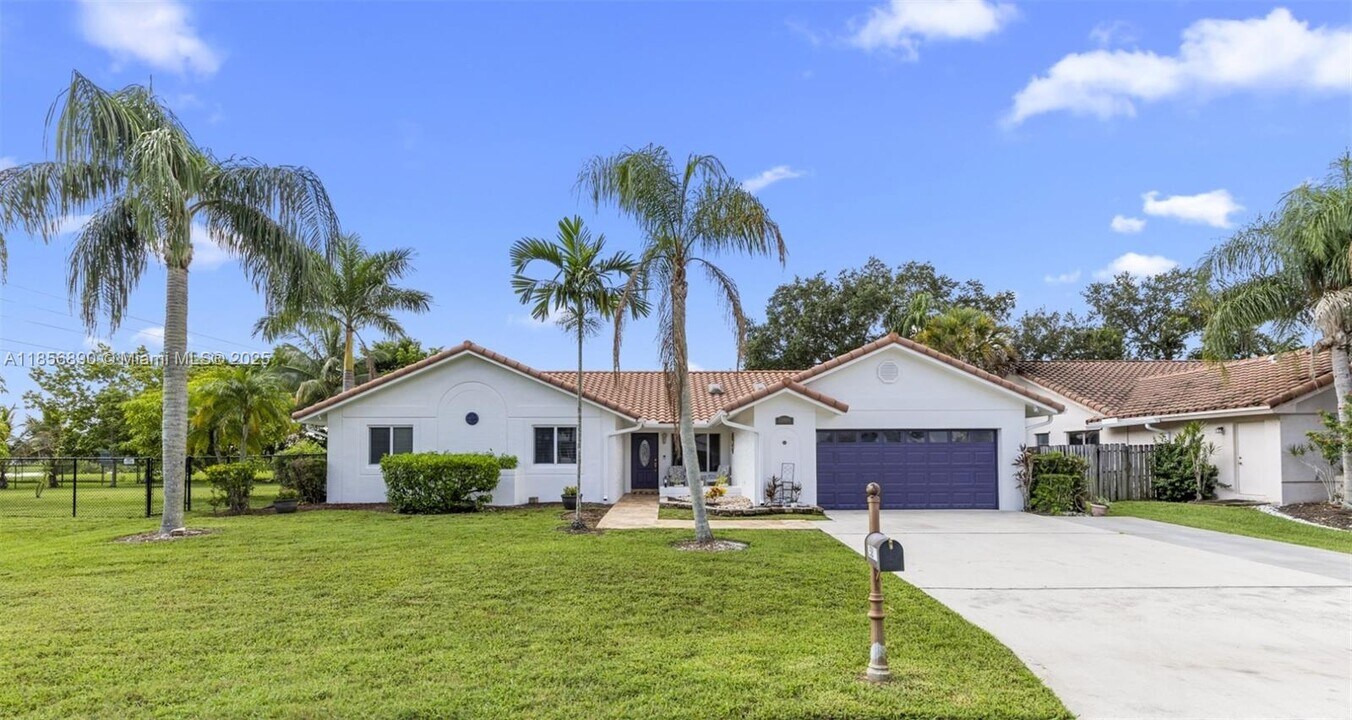 15800 Surrey Cir in Davie, FL - Foto de edificio
