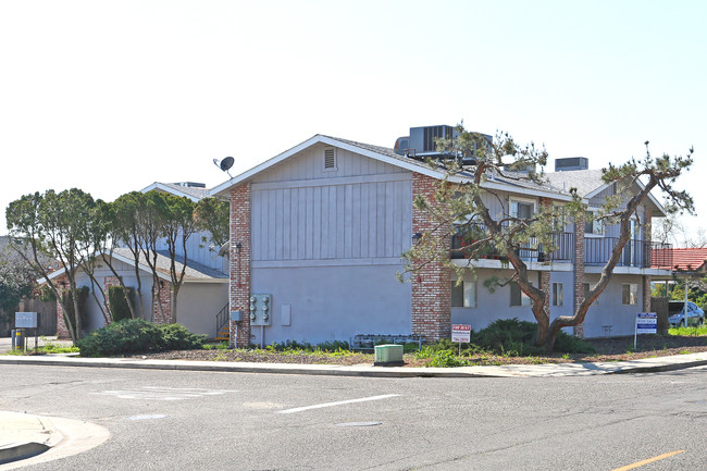 185 N Cottage St in Porterville, CA - Foto de edificio - Building Photo