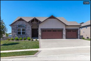 909 Silver Rain Rd in Lawrence, KS - Building Photo