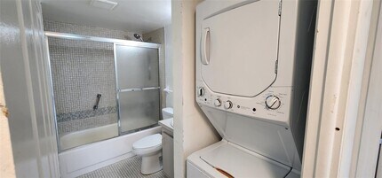 4168 Inverrary Dr, Unit 401 in Lauderhill, FL - Building Photo - Building Photo