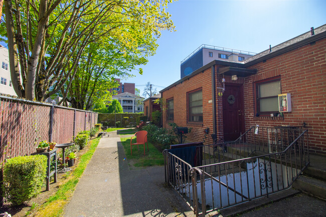 Gardner Court in Portland, OR - Foto de edificio - Building Photo