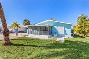 2371 Baybreeze St in Saint James City, FL - Building Photo