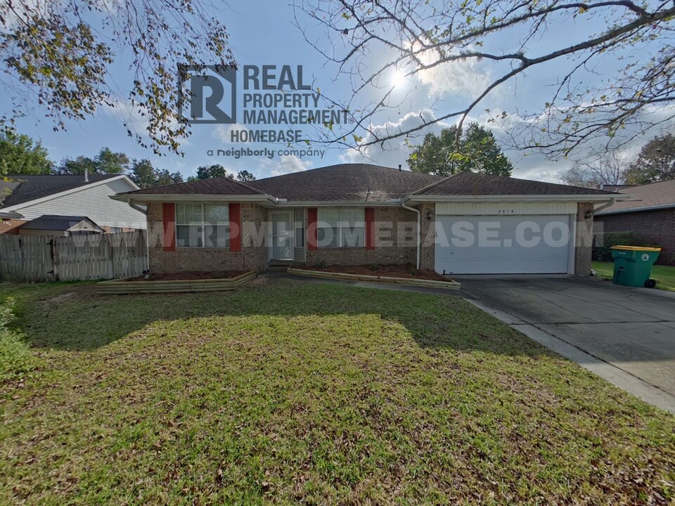 2812 Mohican Way in Crestview, FL - Foto de edificio