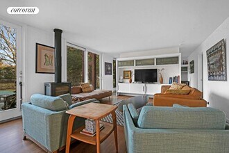 22 Whitney Rd in Sag Harbor, NY - Foto de edificio - Building Photo