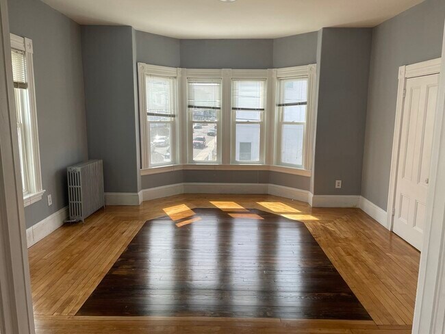 154 Cottage St-Unit -2 in Fall River, MA - Foto de edificio - Building Photo