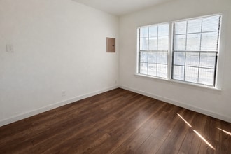 1411 Lamar St in San Antonio, TX - Foto de edificio - Building Photo