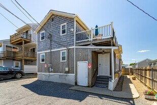 12 Johnson Ave, Unit Rear Unit in Hampton, NH - Building Photo