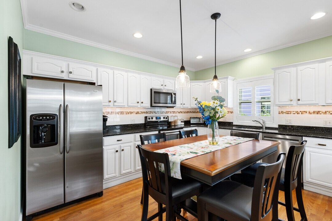 46 Yale Ave, Unit 46A in Wakefield, MA - Building Photo