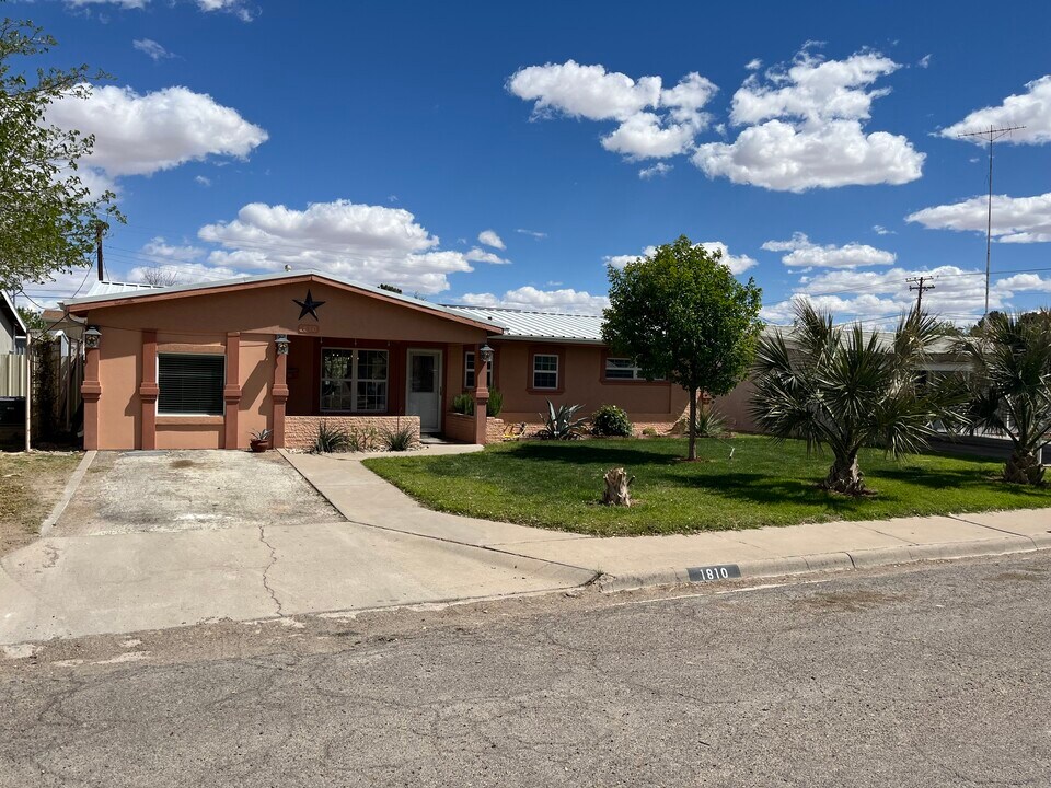 1810 S Alamo St in Pecos, TX - Building Photo