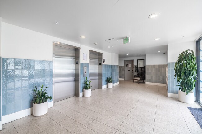 Terraces at La Cienega in West Hollywood, CA - Foto de edificio - Lobby