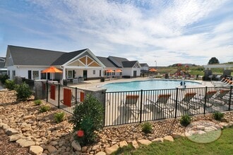 Universal at Mountain View in Johnson City, TN - Foto de edificio - Building Photo