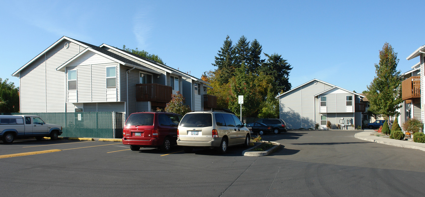 dearborn square apartments in Salem, OR - Building Photo