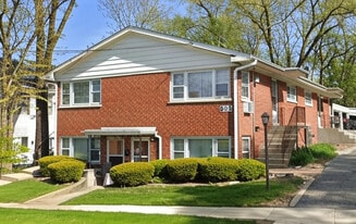 921 College Ave, Unit A in Wheaton, IL - Building Photo