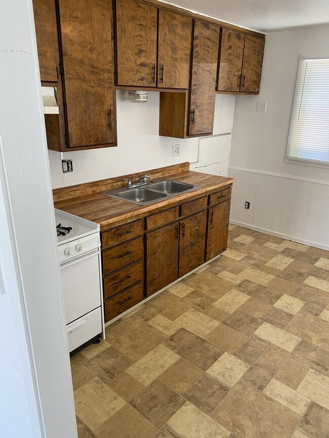 2120 Meadowbrook Ave in Merced, CA - Building Photo - Building Photo