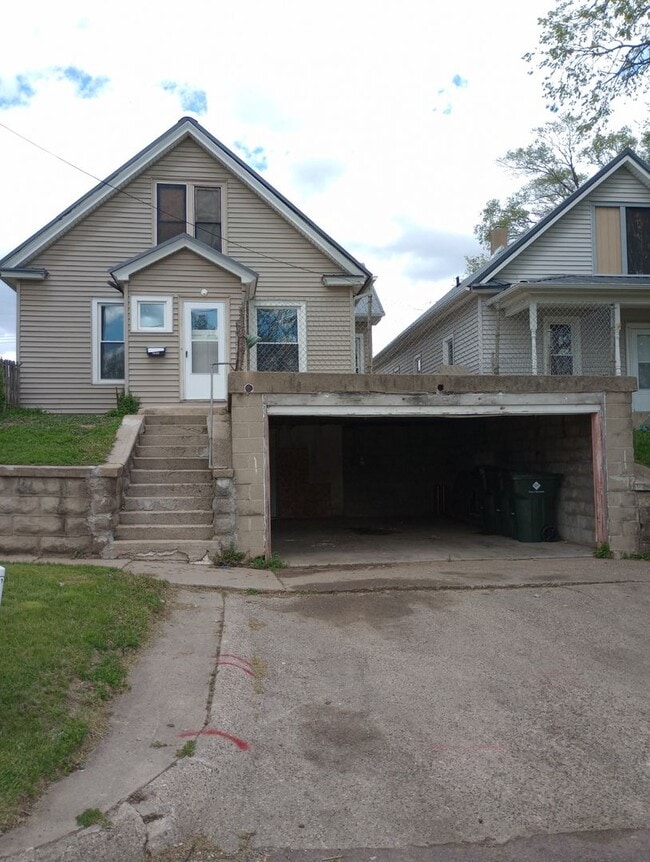 property at 717 W 2nd St