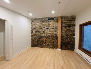 215 De La Commune Rue O in Montréal, QC - Building Photo - Building Photo